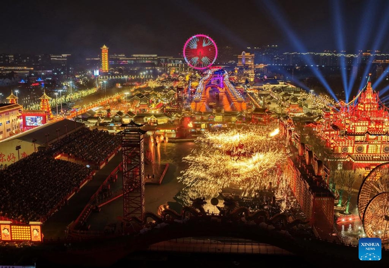 Maonesho ya fashifashi za chuma kilichoyeyushwa yafanyika Hebei, China kusherehekea Mwaka Mpya wa Jadi