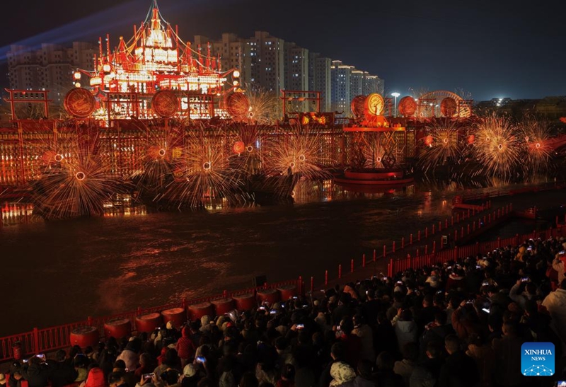 Maonesho ya fashifashi za chuma kilichoyeyushwa yafanyika Hebei, China kusherehekea Mwaka Mpya wa Jadi