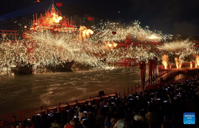 Maonesho ya fashifashi za chuma kilichoyeyushwa yafanyika Hebei, China kusherehekea Mwaka Mpya wa Jadi