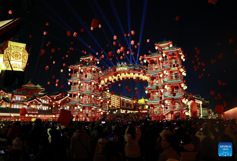 Maonesho ya fashifashi za chuma kilichoyeyushwa yafanyika Hebei, China kusherehekea Mwaka Mpya wa Jadi