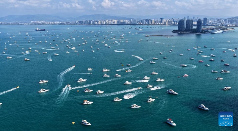 Picha iliyopigwa Februari 21, 2026 ikionesha watalii wakipanda boti za yacht huko Sanya, Mkoa wa Hainan kusini mwa China. (Xinhua/Zhao Yingquan)