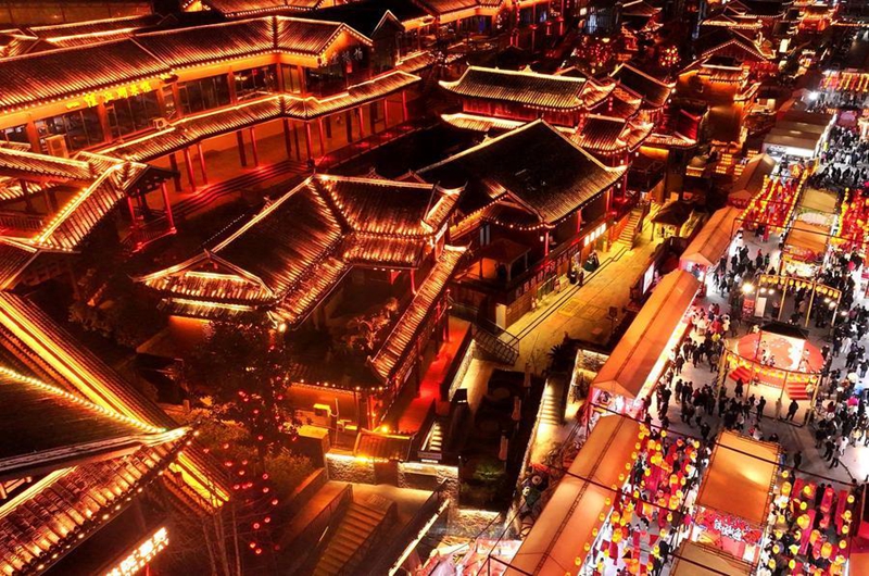 Picha iliyopigwa Februari 17, 2026 ikionyesha watalii wakionja vyakula vitamu vya kienyeji kwenye mtaa wa vitafunio katika Wilaya ya Xuan'en, Mkoa wa Hubei, katikati mwa China. (Picha na Song Wen/Xinhua)