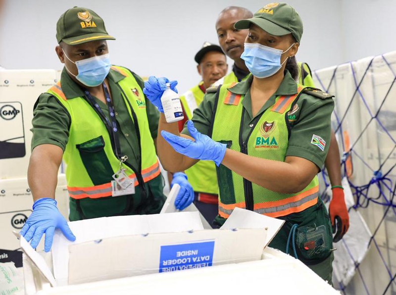 Mfanyakazi akionyesha chanjo dhidi ya ugonjwa wa miguu na mdomo (FMD) mjini Johannesburg, Afrika Kusini, Februari 21, 2026. (GCIS/kupitia Xinhua)