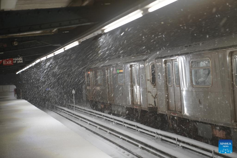 Stesheni ya subway ikionekana huku ikiwa na theluji jijini New York, Marekani, Februari 22, 2026. (Xinhua/Zhang Fengguo)