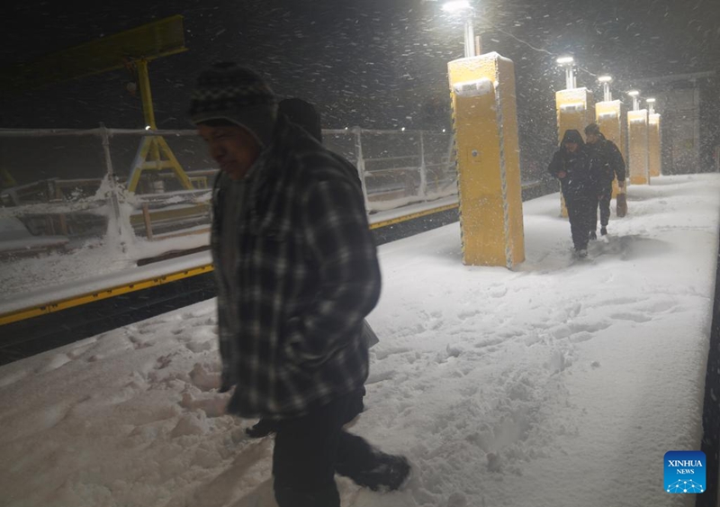 Watu wakitembea kwenye theluji katika stesheni ya subway jijini New York, Marekani, Februari 22, 2026. (Xinhua/Zhang Fengguo)