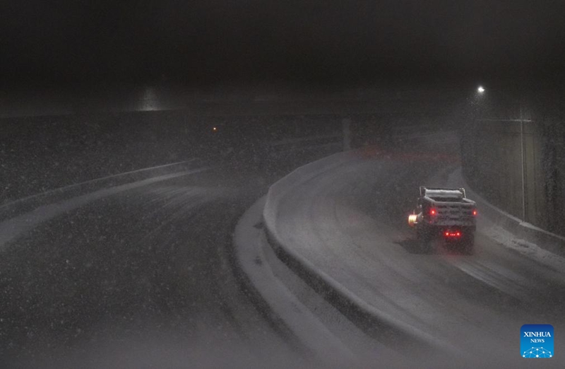 Barabara kuu iliyofungwa ikionekana huku ikiwa na theluji jijini New York, Marekani, Februari 22, 2026. (Xinhua/Zhang Fengguo)