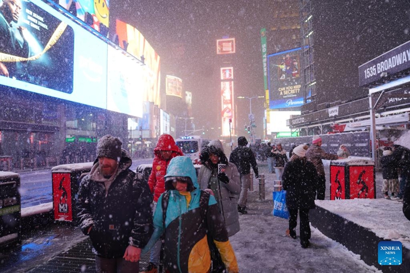 Watu wakitembea kwenye theluji katika eneo la Times Square jijini New York, Marekani, Februari 22, 2026. (Xinhua/Zhang Fengguo)