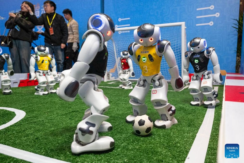 Ndege zinazopaa na kutua wima za kutumia umeme, na roboti za umbo la binadamu zaonekana Wuhan, China