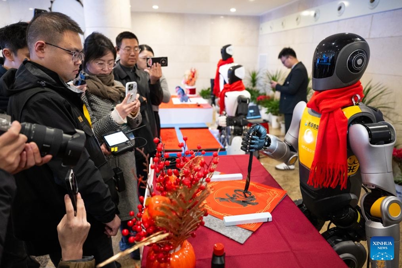 Ndege zinazopaa na kutua wima za kutumia umeme, na roboti za umbo la binadamu zaonekana Wuhan, China