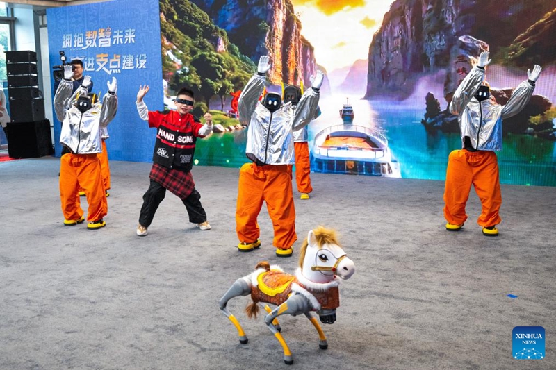 Ndege zinazopaa na kutua wima za kutumia umeme, na roboti za umbo la binadamu zaonekana Wuhan, China