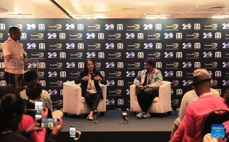 Patricia de Lille (mbele, wa pili kushoto), Waziri wa Utalii wa Afrika Kusini, akifanyiwa mahojiano mjini Johannesburg, Afrika Kusini, Februari 24, 2026. (Xinhua/Chen Wei)