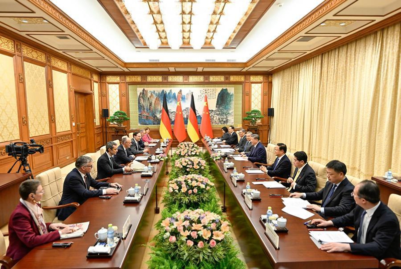 Rais wa China Xi Jinping akikutana na Chansela wa Ujerumani Friedrich Merz, ambaye yuko katika ziara rasmi nchini China, kwenye Jumba la Kupokea Wageni wa Kitaifa la Diaoyutai mjini Beijing  Februari 25, 2026. (Xinhua/Yin Bogu)