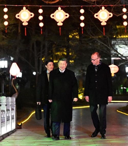 Rais wa China Xi Jinping akitembea na Chansela wa Ujerumani Friedrich Merz, ambaye yuko katika ziara rasmi nchini China, baada ya mkutano wao kwenye Jumba la Kupokea Wageni wa Kitaifa la Diaoyutai mjini Beijing, China, Februari 25, 2026. (Xinhua/Shen Hong) 