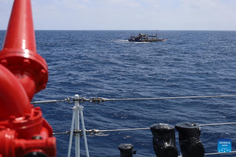 Meli ya Walinzi wa Pwani ya China ya Hebao ikiifukuza kisheria  meli ya Ufilipino kwenye eneo la bahari la Kisiwa cha Huangyan cha China, Bahari ya Kusini ya China, Februari 21, 2026. (Xinhua)