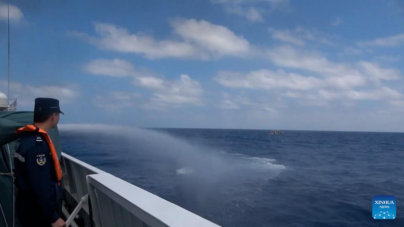 Picha hii ikionyesha meli ya Walinzi wa Pwani ya China ya Hebao ikipuliza maji kwa kuonya meli za Ufilipino zilizoingia kinyume cha sheria kwenye eneo la bahari la Kisiwa cha Huangyan cha China, Bahari ya Kusini ya China, Februari 21, 2026. (Xinhua)