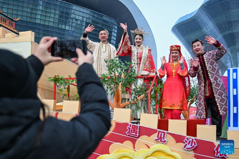 Tamasha la Shehuo lavutia hadhira kwa sanaa ya jadi katika Mji wa Urumqi, China