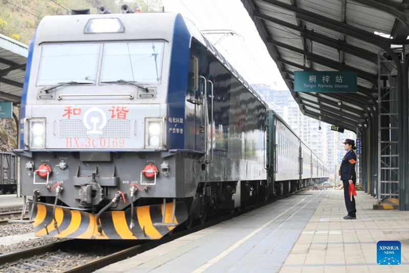 Treni ya mwendo-pole yatumika kama “Soko linalohamahama” kwa wanakijiji Kusini Magharibi mwa China