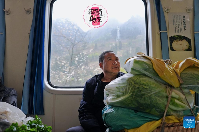 Treni ya mwendo-pole yatumika kama “Soko linalohamahama” kwa wanakijiji Kusini Magharibi mwa China