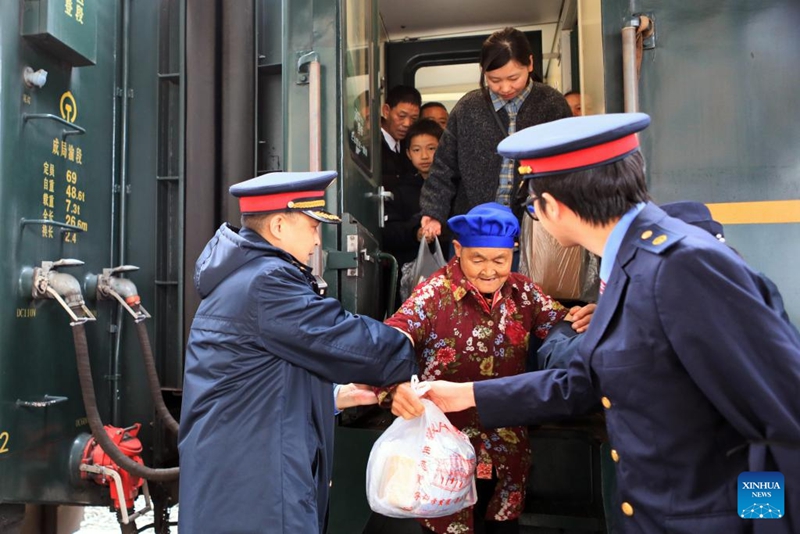 Treni ya mwendo-pole yatumika kama “Soko linalohamahama” kwa wanakijiji Kusini Magharibi mwa China
