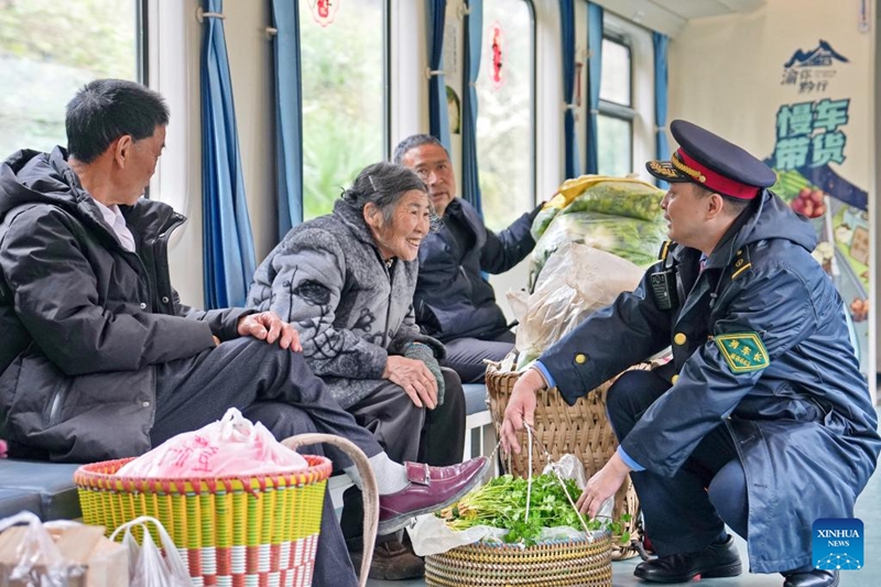 Treni ya mwendo-pole yatumika kama “Soko linalohamahama” kwa wanakijiji Kusini Magharibi mwa China