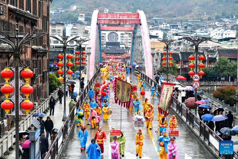 "Tamasha la Maolong" la kabila la Wayilao lasherehekewa kwa ngoma ya dragoni mkoani Guizhou, China