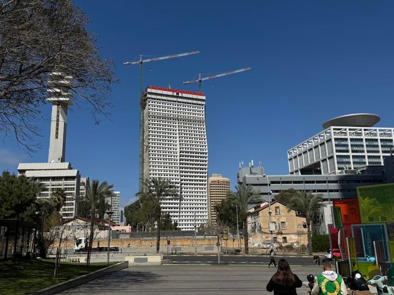 Picha hii iliyopigwa Februari 26, 2026 ikionyesha majengo ya makao makuu ya Vikosi vya Ulinzi vya Israeli (IDF) mjini Tel Aviv, Israeli. (Xinhua/Chen Junqing)