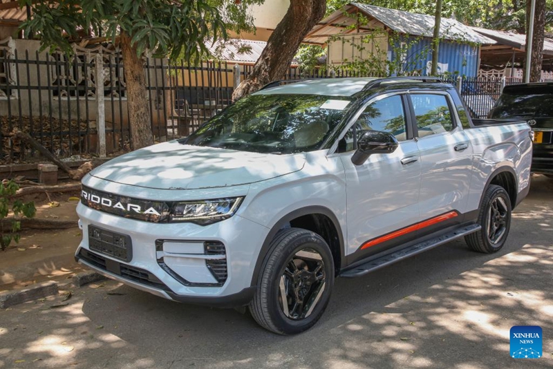 Picha iliyopigwa Februari 14, 2026 ikionyesha gari la pikapu la vyumba viwili vya kukaa abiria lenye kutumia umeme jijini Dar es Salaam, Tanzania. (Xinhua/Emmanuel Herman)