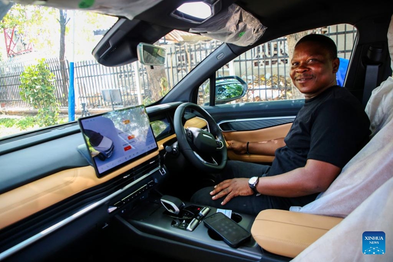 Jamaa akifanya jaribio la kuendesha gari la pikapu jijini Dar es Salaam, Tanzania, Februari 14, 2026. (Xinhua/Emmanuel Herman)