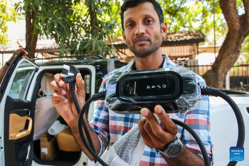 Jamaa akionyesha chaja ya gari la pikapu jijini Dar es Salaam, Tanzania, Februari 14, 2026. (Xinhua/Emmanuel Herman)