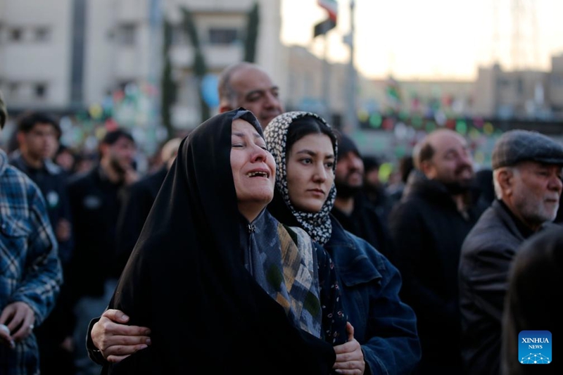 Watu wakiwa wamekusanyika kuomboleza kifo cha Kiongozi Mkuu wa Iran Ayatollah Ali Khamenei mjini Tehran, Iran, Machi 1, 2026. (Xinhua)