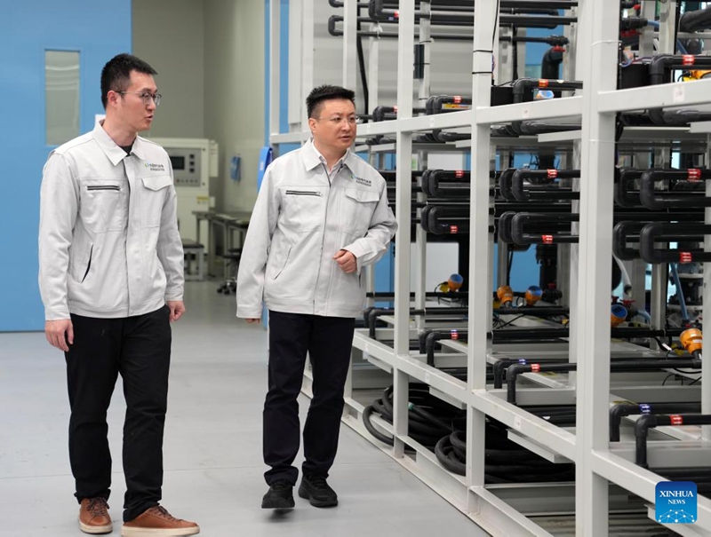 Zhang Fan (kulia) akikagua kituo cha utafiti cha Kundi la Zana na Vifaa vya Umeme la China mjini Shanghai, mashariki mwa China, Januari 27, 2026. (Xinhua/Liu Ying)