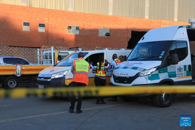 Watu wakifanya kazi kwenye eneo la jengo lililoporomoka jijini Johannesburg, Afrika Kusini, Machi 2, 2026. (Xinhua/Chen Wei)