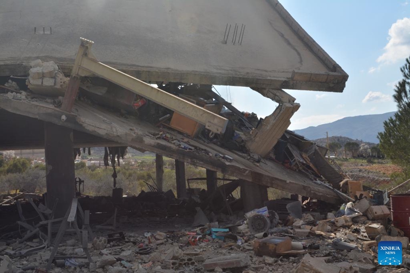 Picha iliyopigwa Machi 2, 2026 ikionyesha matokeo ya shambulizi la anga la Israeli dhidi ya tawi la Taasisi ya Al-Qard Al-Hassan yenye uhusiano na Hezbollah, Mashgharah, mashariki mwa Lebanon. (Picha na Taher Abu Hamdan/Xinhua)