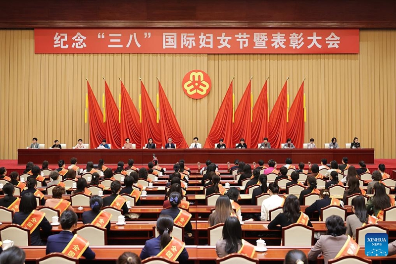 Shirikisho Kuu la Wanawake la China (ACF) likifanya mkutano kuadhimisha Siku ya Wanawake Duniani ya Tarehe 8 Machi kila mwaka, ambapo limewasifu wanawake wa mfano wa kuigwa kote nchini, mjini Beijing, Machi 2, 2026. (Xinhua/Zhang Yuwei)