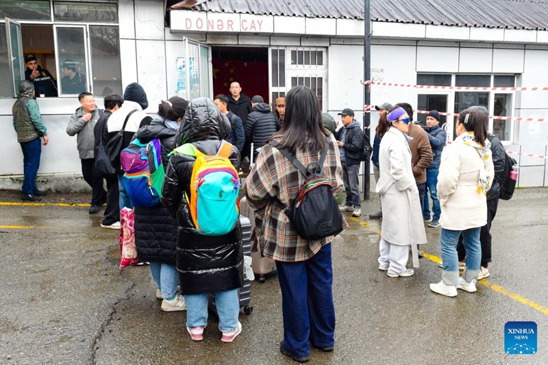 Raia wa China wameondoka kutoka Iran wakijiandaa kupanda basi kwenda Baku kwenye kituo cha ukaguzi wa mpakani cha Astara, kusini mwa Azerbaijan, Machi 1, 2026. (Xinhua/Chen Junfeng)