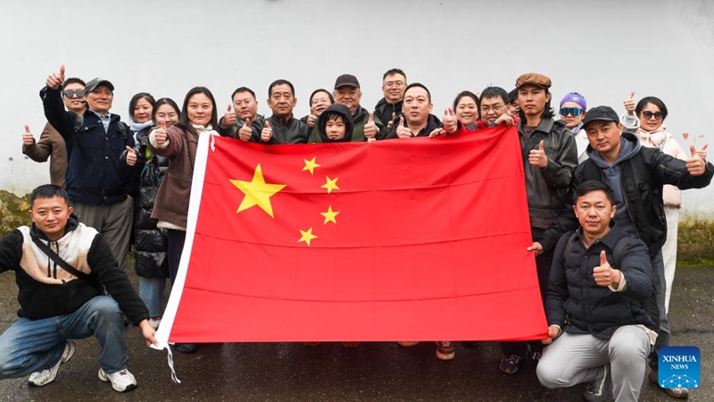 Raia wa China walioondoka kutoka Iran wakipiga picha pamoja kwenye kituo cha ukaguzi wa mpakani cha Astara, kusini mwa Azerbaijan, Machi 1, 2026. (Xinhua/Chen Junfeng)