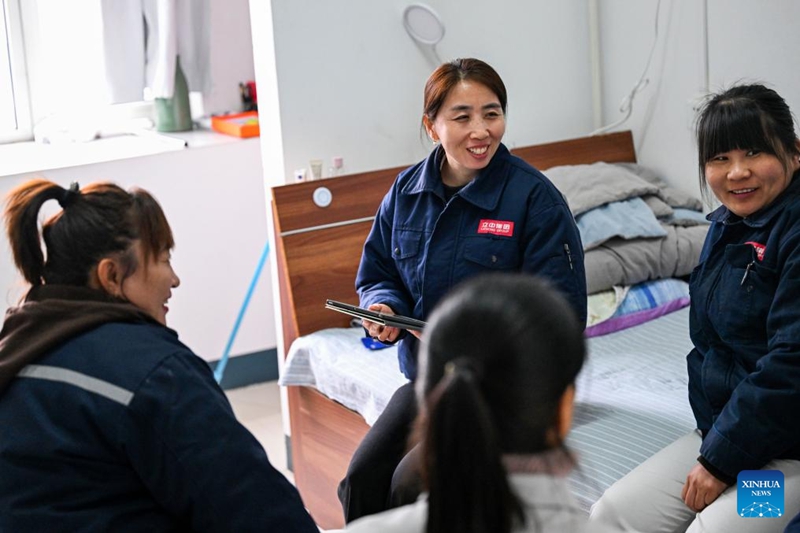 Guo Hongjing (wa pili kushoto) akisikiliza maoni na mapendekezo kutoka kwa wafanyakazi wenzake ndani ya bweni kwenye Kampuni ya Matairi ya Tianjin Lizhong mjini Tianjin, kaskazini mwa China, Februari 25, 2026. (Xinhua/Zhao Zishuo)