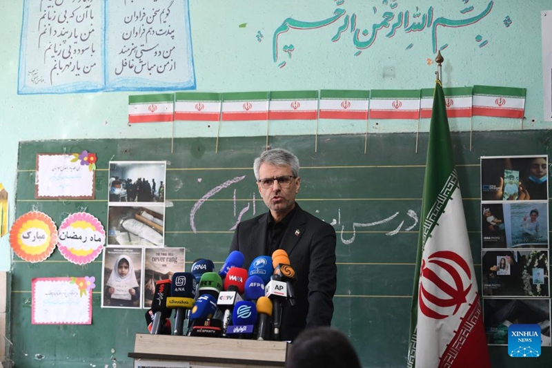 Msemaji wa Wizara ya Mambo ya Nje ya Iran, Esmaeil Baghaei, akizungumza kwenye mkutano wa wiki na waandishi wa habari uliofanyika kwenye shule iliyobomolewa na vita mjini Tehran, Iran, Machi 3, 2026. (Xinhua/Shadati) 