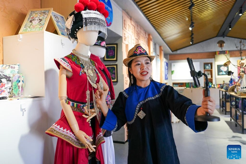 Habari picha: Mjumbe wa Bunge la Umma la China aufanya ufundi wa udarizi wa kikale wa kabila la Wayi kuwa wa kisasa