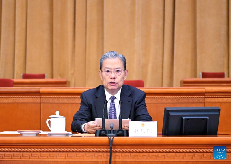 Zhao Leji, mwenyekiti wa kamati ya kudumu ya Bunge la 14 la Umma la China  akiongoza kikao cha maandalizi ya mkutano wa nne wa Bunge hilo la 14 kwenye Jumba la Mikutano ya Umma la Beijing  Machi 4, 2026. (Xinhua/Shen Hong)