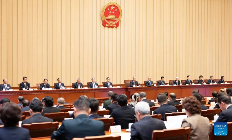 Zhao Leji, mwenyekiti wa kamati ya kudumu ya Bunge la Umma la China  akiongoza kikao cha kwanza cha tume ya utendaji ya mkutano wa nne wa Bunge la 14 kwenye Jumba la Mikutano ya Umma la Beijing  Machi 4, 2026. (Xinhua/Ding Haitao)