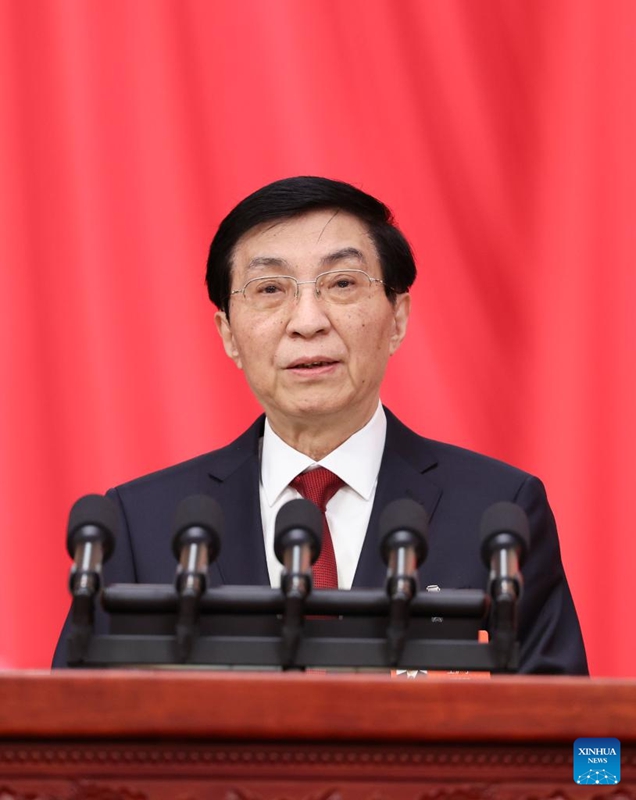 Wang Huning, mwenyekiti wa kamati ya kitaifa ya  Baraza la Mashauriano ya Kisiasa la Umma la China (CPPCC), akitoa ripoti ya kazi kwa niaba ya Kamati ya Kudumu ya kamati ya kitaifa ya CPPCC kwenye  ufunguzi wa mkutano wa nne wa Kamati ya Kitaifa ya 14 ya CPPCC  katika Jumba la Mikutano ya Umma la Beijing  , Machi 4, 2026. (Xinhua/Yao Dawei)