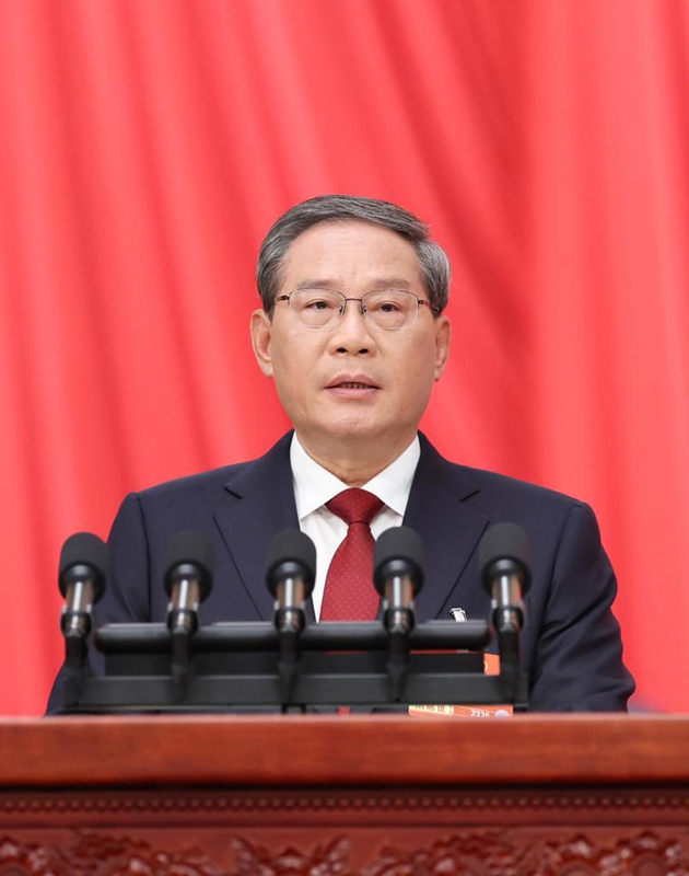 Waziri Mkuu wa China Li Qiang akitoa ripoti ya kazi ya serikali katika kikao cha kufungua mkutano wa nne wa Bunge la 14 la Umma la China (NPC) kwenye Jumba la Mikutano ya Umma mjini Beijing, mji mkuu wa China, Machi 5, 2026. (Xinhua/Huang Jingwen)