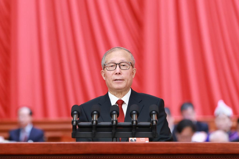 Li Hongzhong, makamu wa mwenyekiti wa Kamati ya Kudumu ya Bunge la Umma la China, akitoa hotuba ya maelezo juu ya mswada wa kanuni za mazingira, mswada wa sheria kuhusu kuhimiza umoja na maendeleo ya makabila, na mswada wa sheria kuhusu mipango ya maendeleo ya kitaifa katika kikao cha kufungua mkutano wa nne wa Bunge la 14 la Umma la China (NPC) kwenye Jumba la Mikutano ya Umma mjini Beijing, mji mkuu wa China, Machi 5, 2026. (Xinhua/Ding Haitao)