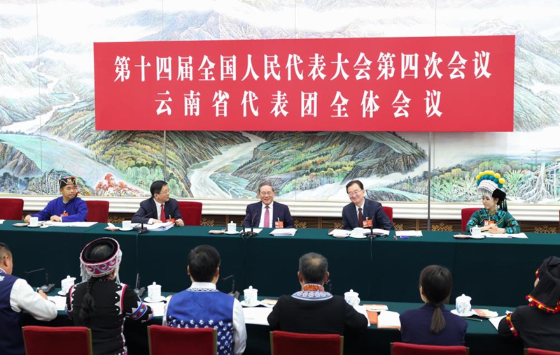 Li Qiang, mjumbe wa kudumu wa Ofisi ya Siasa ya Kamati Kuu ya Chama cha Kikomunisti cha China (CPC) ambaye pia ni Waziri Mkuu wa China, akijumuika na wajumbe kutoka ujumbe wa Mkoa wa Yunnan kuchunguza ripoti ya kazi ya serikali kwenye mkutano wa nne wa Bunge la 14 la Umma la China mjini Beijing, Machi 5, 2026. (Xinhua/Huang Jingwen)