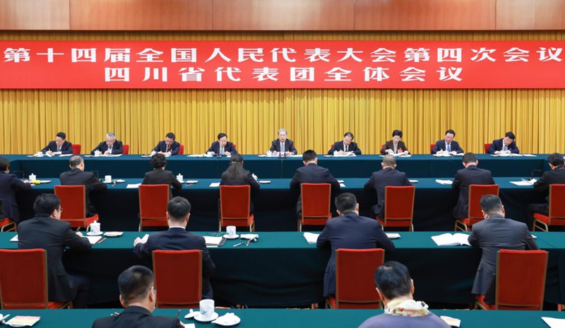 Zhao Leji, mjumbe wa kudumu wa Ofisi ya Siasa ya Kamati Kuu ya Chama ambaye pia ni spika wa Bunge la Umma la China, akishiriki katika majadiliano na wajumbe kutoka ujumbe wa Mkoa wa Sichuan kwenye mkutano wa nne wa Bunge la 14 la Umma la China mjini Beijing, China, Machi 5, 2026. (Xinhua/Wang Ye)