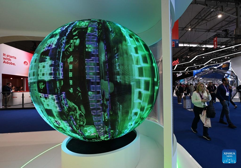 Watu wakitembelea Mkutano wa Dunia wa Simu 2026 (MWC) mjini Barcelona, Hispania, Machi 5, 2026. (Xinhua/Cheng Min)