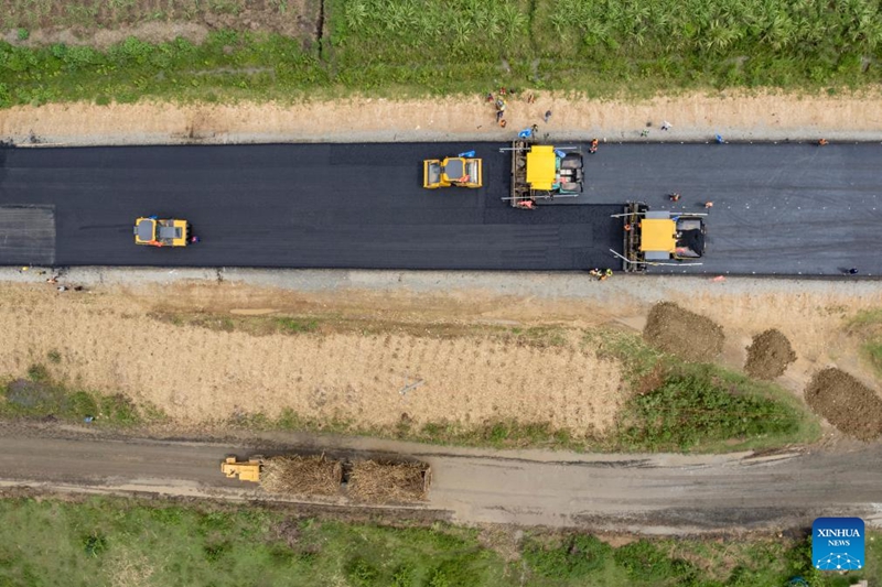 Picha iliyopigwa tarehe 27 Februari, 2026 ikionyesha eneo la ujenzi wa sehemu ya pili ya mradi wa barabara kuu ya Kisumu-Muhoroni inayojengwa na Kampuni ya Ujenzi wa Nishati ya China katika eneo kuu la uzalishaji miwa la Kaunti ya Kisumu, Kenya. (Xinhua/Xie Jianfei)