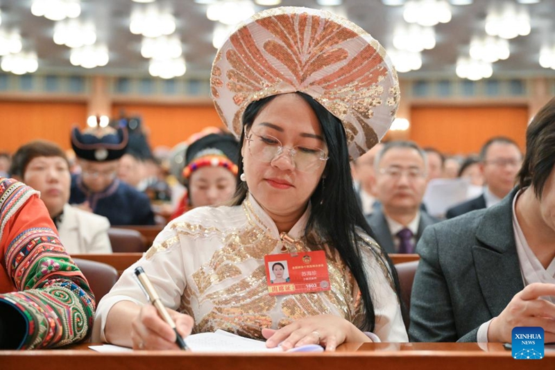 Katika picha: Wajumbe wanawake wa utungaji sheria na mashauriano ya kisiasa kwenye