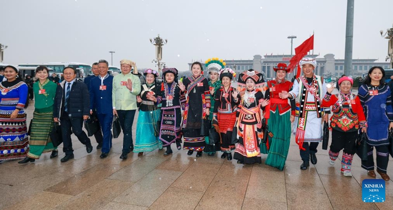 Katika picha: Wajumbe wanawake wa utungaji sheria na mashauriano ya kisiasa kwenye